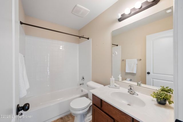 17013 Green Crest Ln, Louisville, KY 40245
