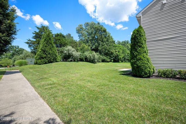 17013 Green Crest Ln, Louisville, KY 40245