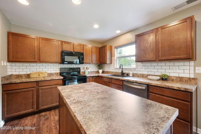 17013 Green Crest Ln, Louisville, KY 40245