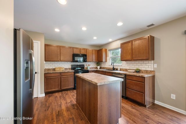 17013 Green Crest Ln, Louisville, KY 40245