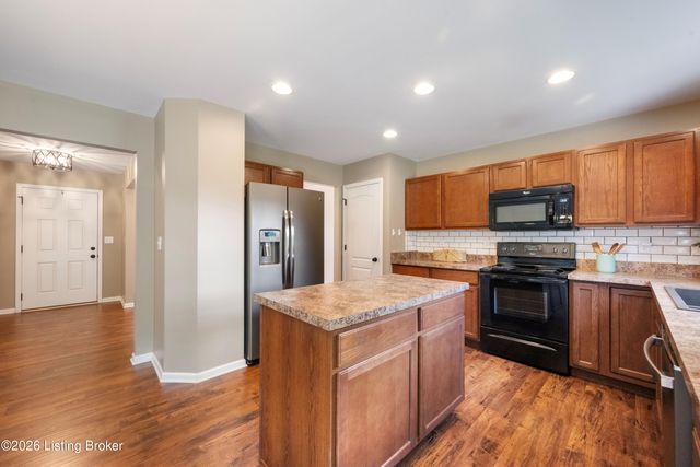 17013 Green Crest Ln, Louisville, KY 40245