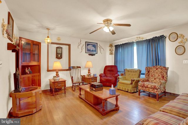 1124 BRANDON DR, Chambersburg, PA 17201
