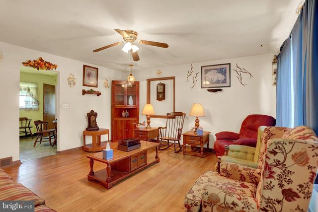1124 BRANDON DR, Chambersburg, PA 17201