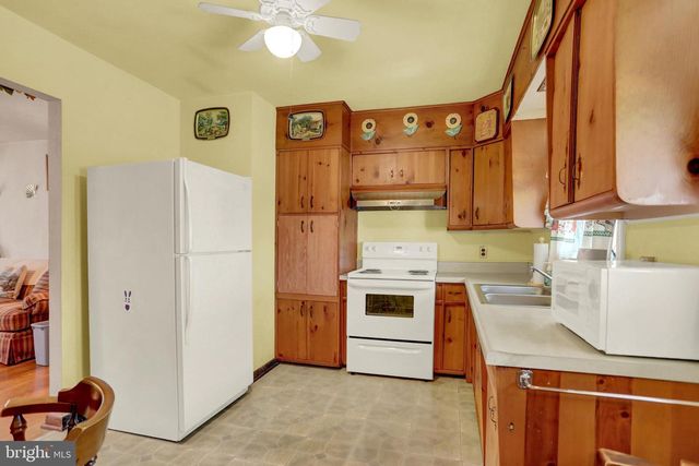 1124 BRANDON DR, Chambersburg, PA 17201