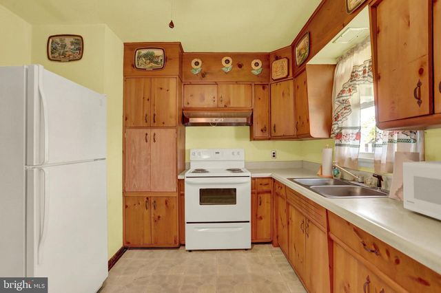 1124 BRANDON DR, Chambersburg, PA 17201