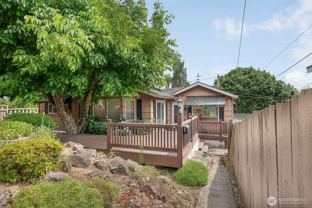 3242 36th Avenue W, Seattle, WA 98199