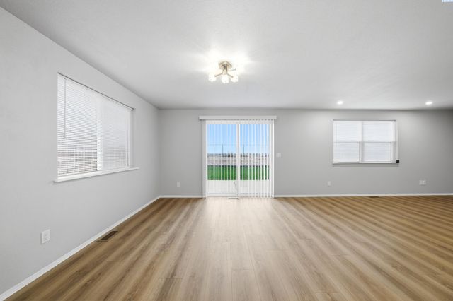 8536 W Canyon Ave, Kennewick, WA 99336