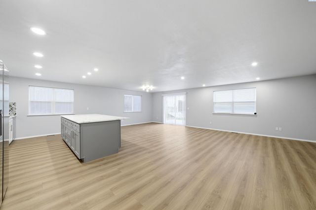 8536 W Canyon Ave, Kennewick, WA 99336