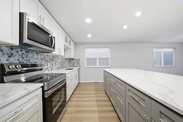 8536 W Canyon Ave, Kennewick, WA 99336