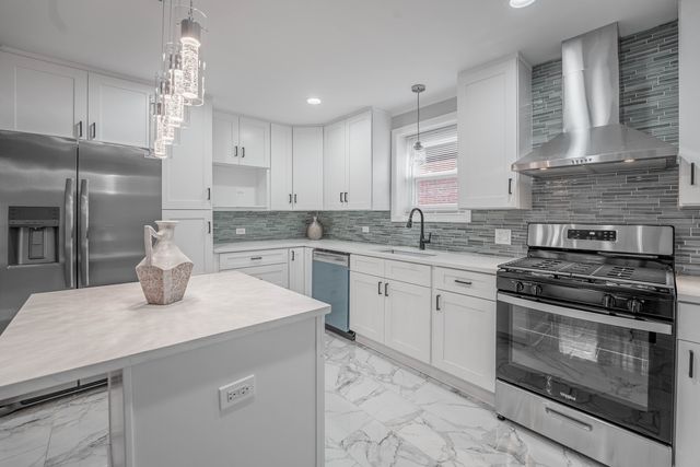 7715 S Oglesby Avenue, Chicago, IL 60649