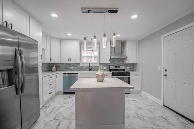 7715 S Oglesby Avenue, Chicago, IL 60649
