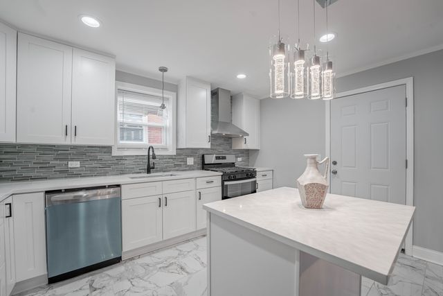 7715 S Oglesby Avenue, Chicago, IL 60649