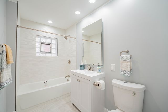 7715 S Oglesby Avenue, Chicago, IL 60649