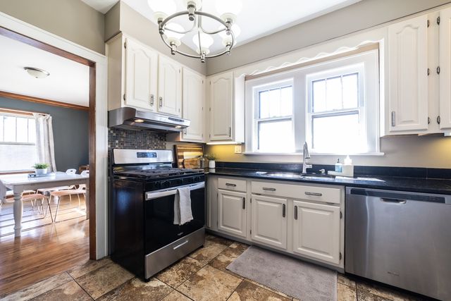 489 Division Street, Elgin, IL 60120