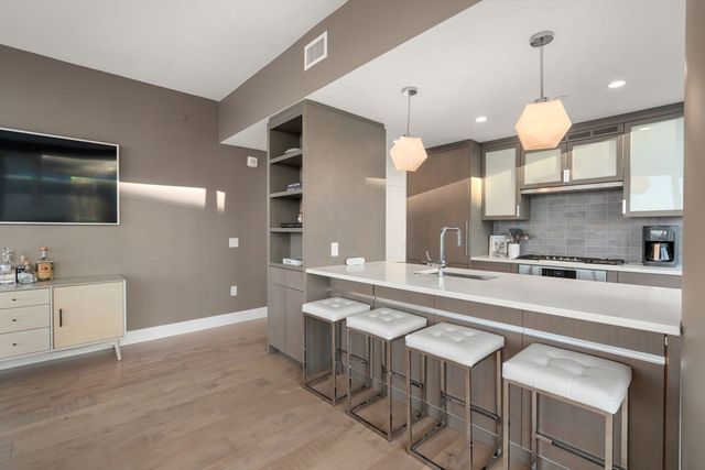 100 Lovejoy Wharf 11D, Boston, MA 02114