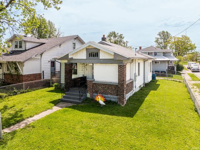 221 W Memorial Drive, Muncie, IN 47302