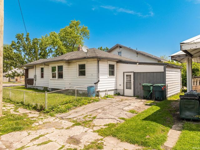 221 W Memorial Drive, Muncie, IN 47302
