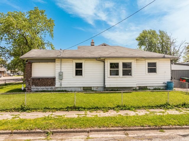 221 W Memorial Drive, Muncie, IN 47302