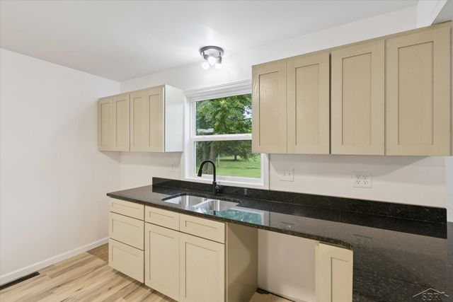716 N Cass Avenue, Vassar, MI 48768