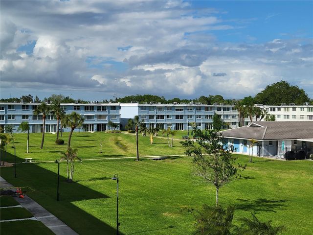 4715 BAY STREET NE 225, St Petersburg, FL 33703