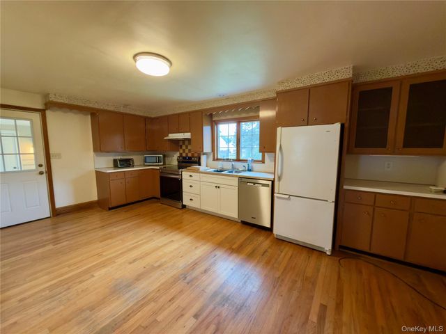 51 Horseshoe Drive, Hyde Park, NY 12538