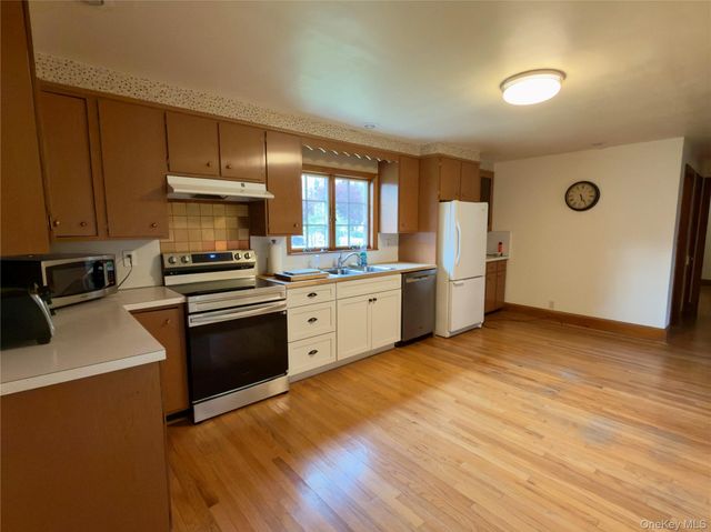 51 Horseshoe Drive, Hyde Park, NY 12538