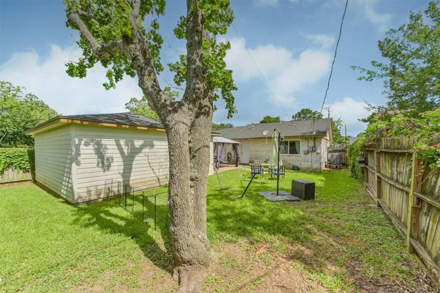 1749 Dolphin Drive, Seabrook, TX 77586
