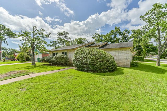 1749 Dolphin Drive, Seabrook, TX 77586