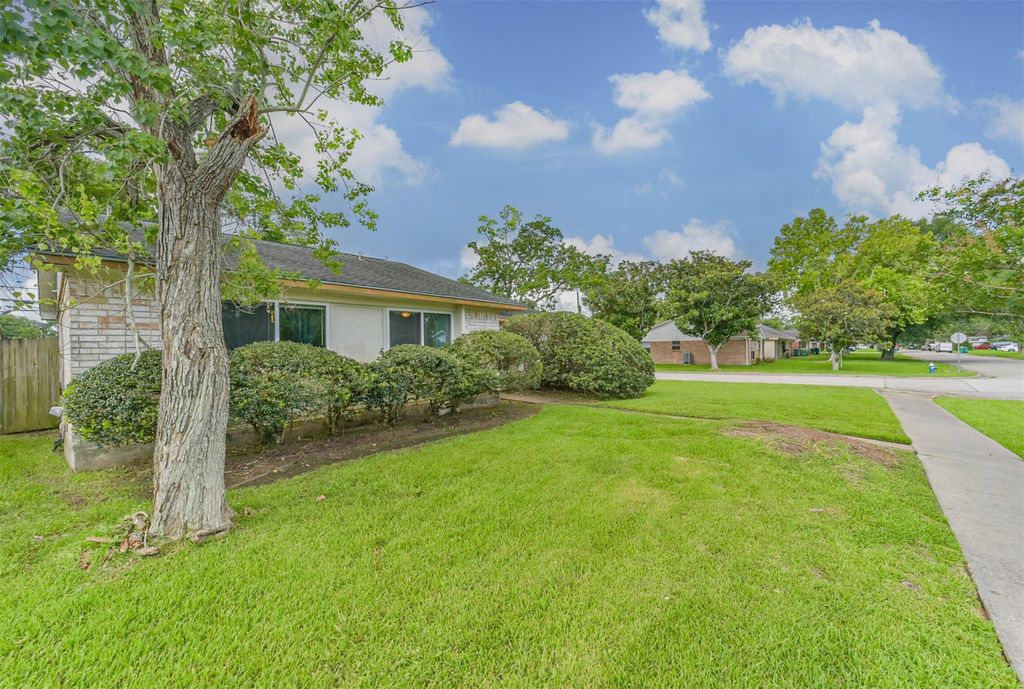 1749 Dolphin Drive, Seabrook, TX 77586