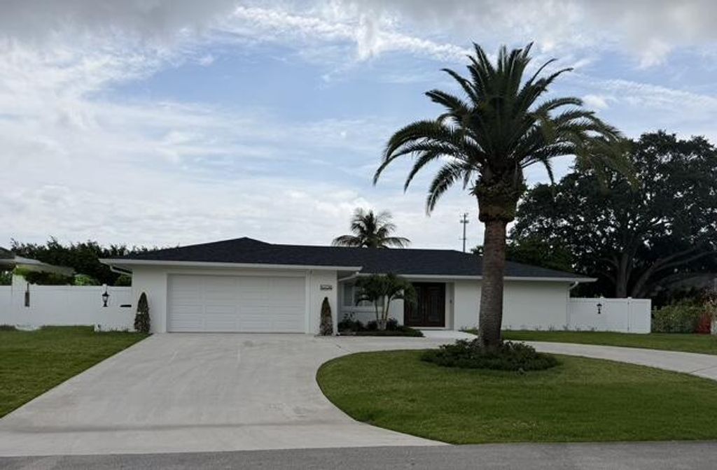 10736 Locust Street, Palm Beach Gardens, FL 33418