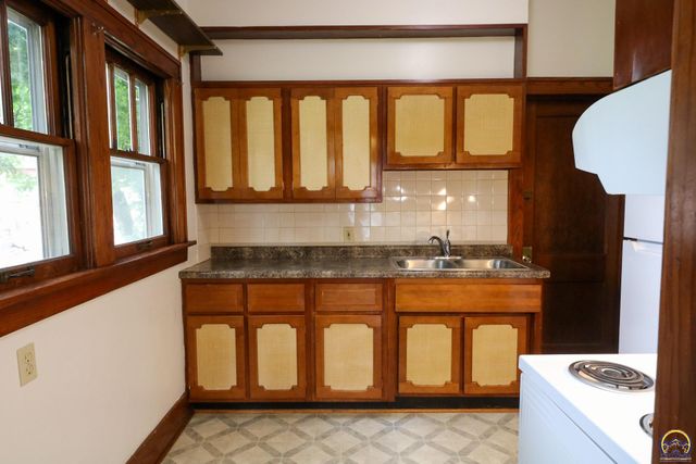 312 E 8th Ave, Emporia, KS 66801