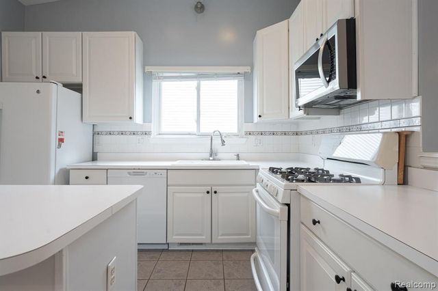 15177 Seeley Drive, Holly, MI 48442