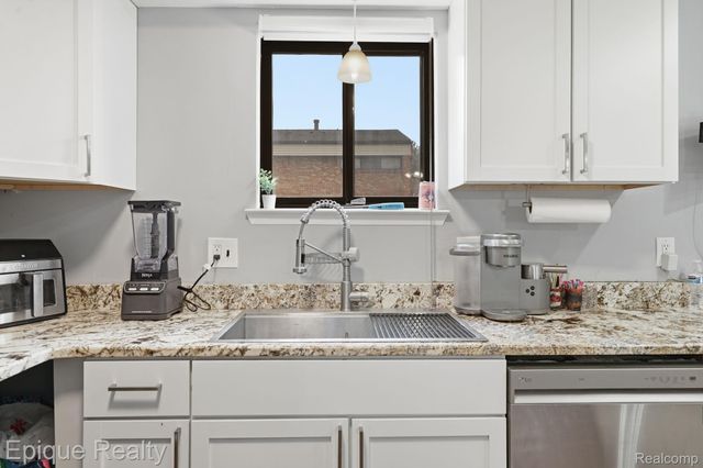 2052 Roman Court, Warren, MI 48092