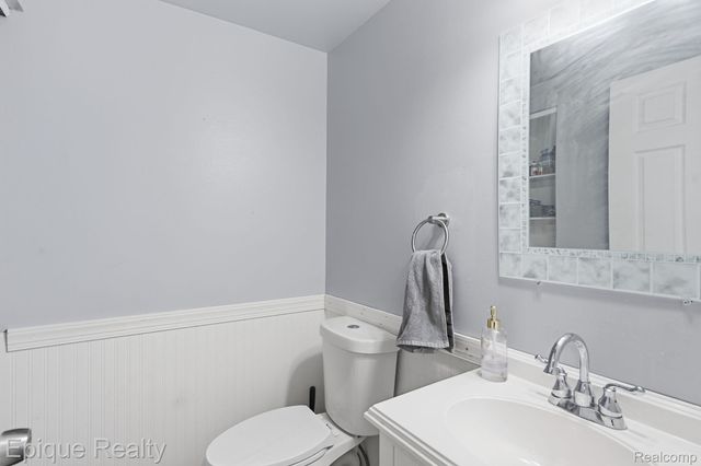 2052 Roman Court, Warren, MI 48092