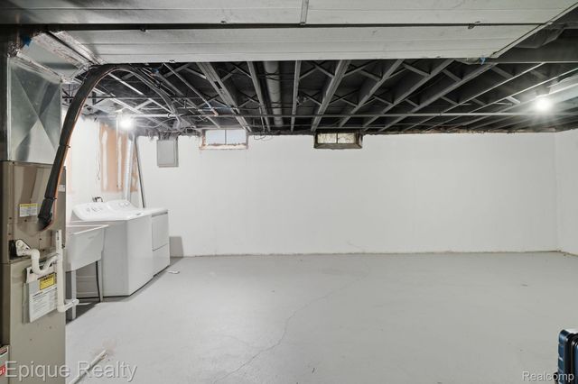 2052 Roman Court, Warren, MI 48092