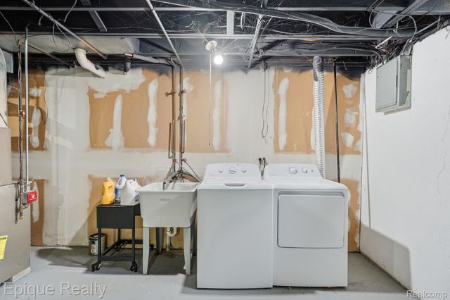 2052 Roman Court, Warren, MI 48092