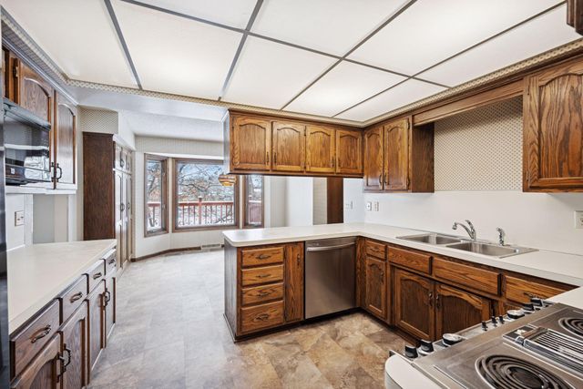 1267 Nursery Hill Lane, Arden Hills, MN 55112