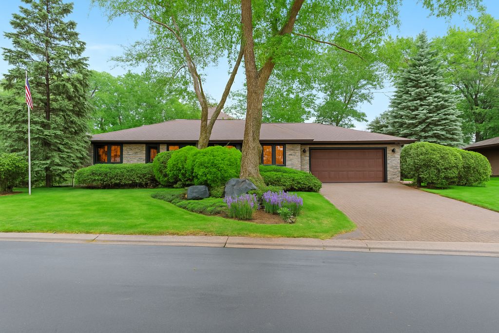 1267 Nursery Hill Lane, Arden Hills, MN 55112