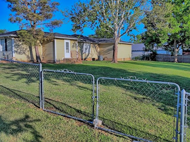 933 N Main Street, Muenster, TX 76252