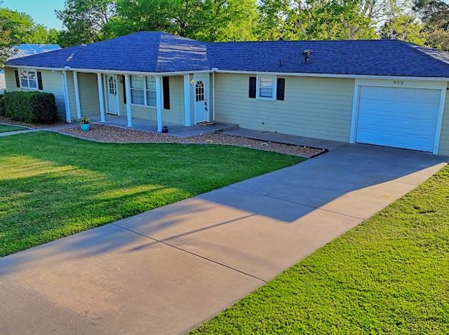 933 N Main Street, Muenster, TX 76252