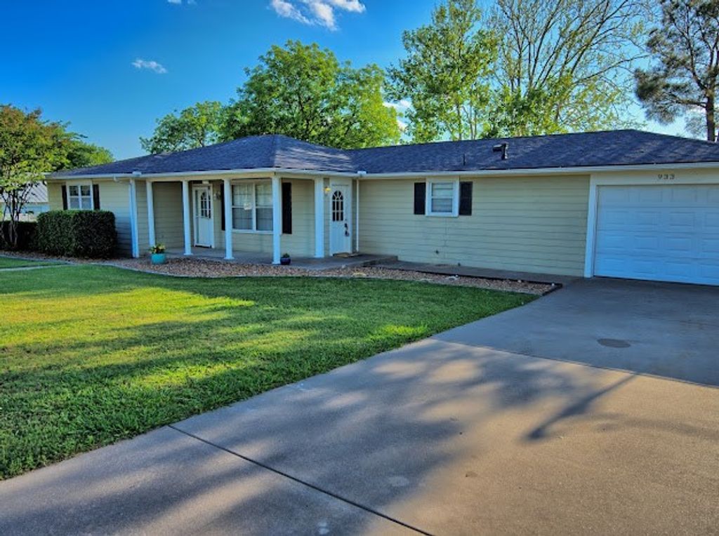 933 N Main Street, Muenster, TX 76252