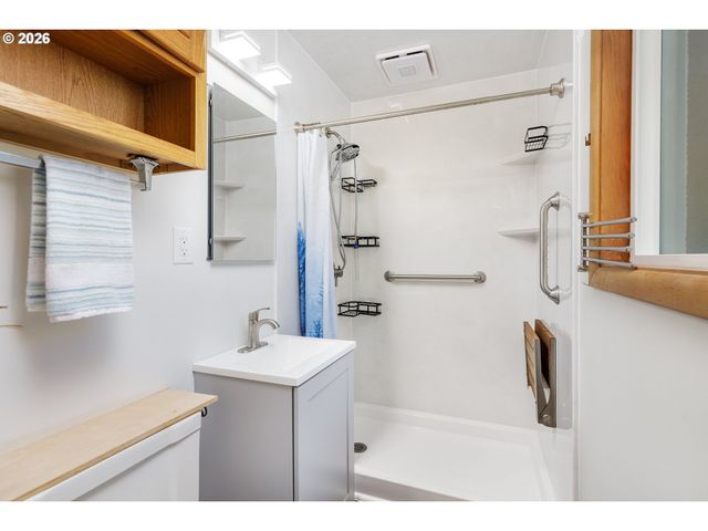 17707 Se WASHINGTON St, Portland, OR 97233