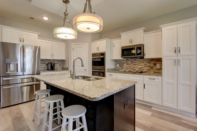 1004 Michaela Cir, Clarksville, TN 37043