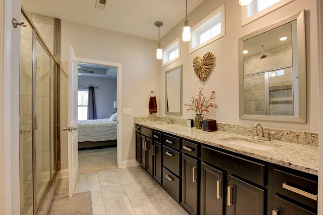 1004 Michaela Cir, Clarksville, TN 37043