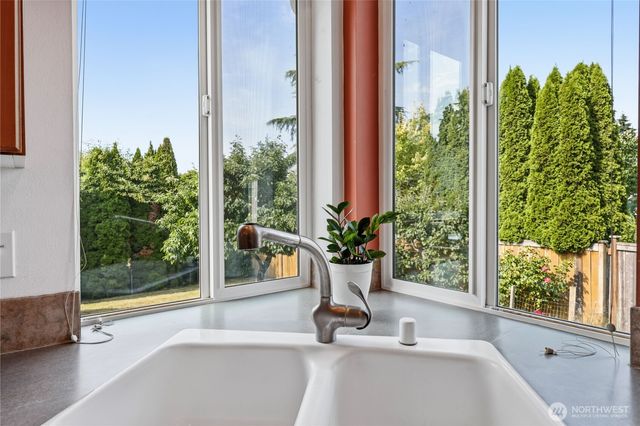 1381 NE Amber Court, Poulsbo, WA 98370