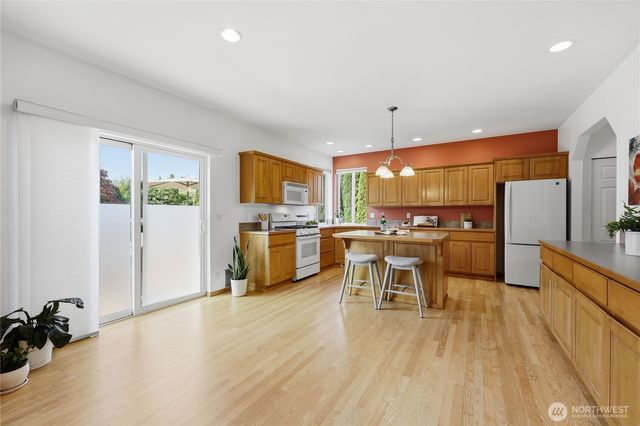 1381 NE Amber Court, Poulsbo, WA 98370
