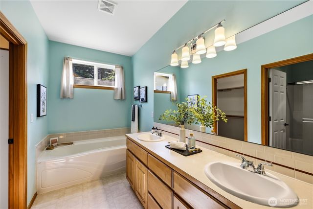1381 NE Amber Court, Poulsbo, WA 98370