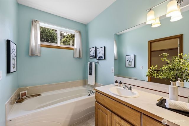 1381 NE Amber Court, Poulsbo, WA 98370