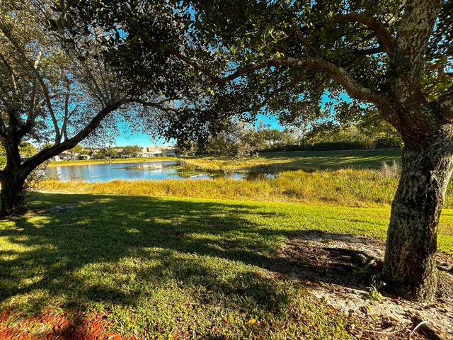 10638 Lake Shore Drive, Wellington, FL 33414