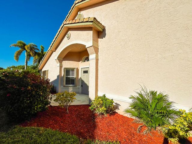 10638 Lake Shore Drive, Wellington, FL 33414